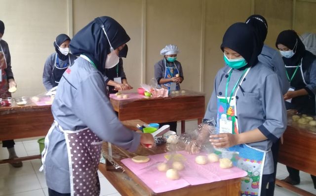 UJI KOMPETENSI PSKK 2021 SKEMA PENGOLAHAN ROTI DI TUK SMKN 1 DOKO