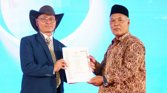 PENYERAHAN LISENSI TUK FAKULTAS PETERNAKAN UNIVERSITAS BRAWIJAYA