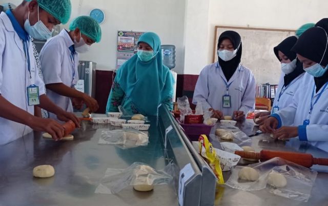 UJI KOMPETENSI PSKK 2021 SKEMA PENGOLAHAN ROTI DI TUK SMKN NURUL HUDA BANTUR