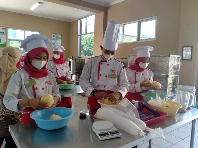 UJI KOMPETENSI PSKK 2021 SKEMA PENGOLAHAN SELAI BUAH (JAM) DI TUK SMKN 1 JATENG DI PATI